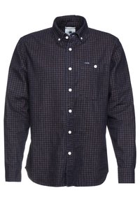 Camicia a quadri scura con bottoni in blu navy e burgundy, con vestibilità slim, colletto, maniche lunghe e una singola tasca sul petto. Bottoni bianchi e dettaglio del logo.