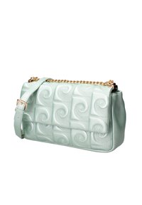 Borsa a mano in pelle verde menta chiaro con motivo a spirale trapuntato, tracolla in catena dorata e chiusura con zip. Texture liscia e forma strutturata.