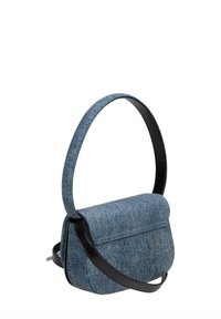 Borsa a tracolla in denim con una forma strutturata, dettagli in pelle nera e chiusura a pattina piatta. Presenta una sola tracolla curvata.