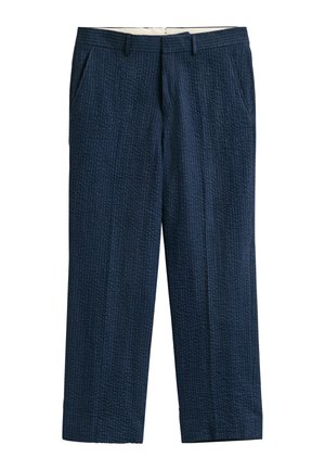 Pantalon droit bleu marine texturé avec poches avant et taille munie de passants pour ceinture.