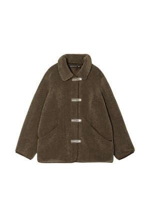 Olijfgroene fleecejack met een kraag, drie knoopsluitingen en zijzakken. De stof heeft een zachte, gestructureerde afwerking.