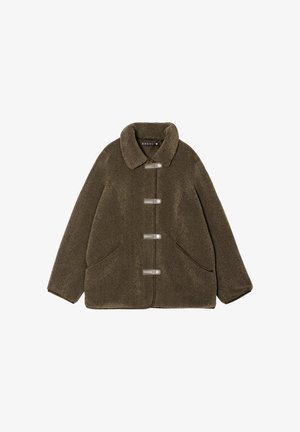 Olijfgroene fleecejack met een kraag, drie knoopsluitingen en zijzakken. De stof heeft een zachte, gestructureerde afwerking.