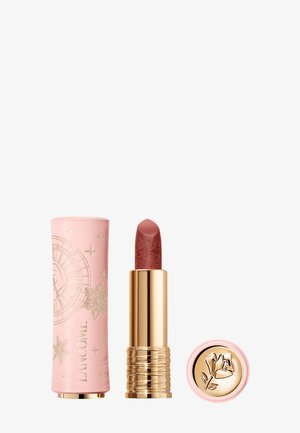 Rouge à lèvres avec un design de rose en relief. Étui en cuir rose avec des accents dorés, tube doré et teinte rose chaud. Comprend un capuchon assorti en or.