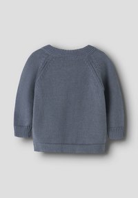 Gestrickter Pullover in Blau-Grau mit rundem Ausschnitt, langen Ärmeln und gerippten Bündchen. Glatte Textur mit klassischer Passform.