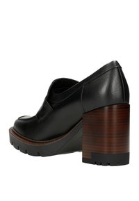 Scarpa in pelle nera con punta arrotondata, design a taglio basso e tacco cilindrico in legno. Presenta una suola in gomma testurizzata per una buona aderenza.