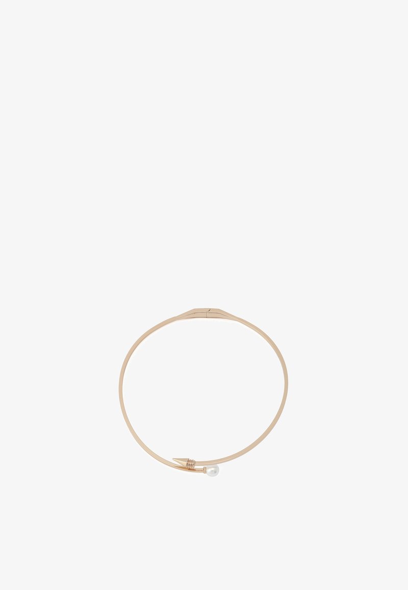 Collier ras de cou en métal au design circulaire lisse, avec un accent pointu et un petit détail en perle ronde. Couleur or clair.