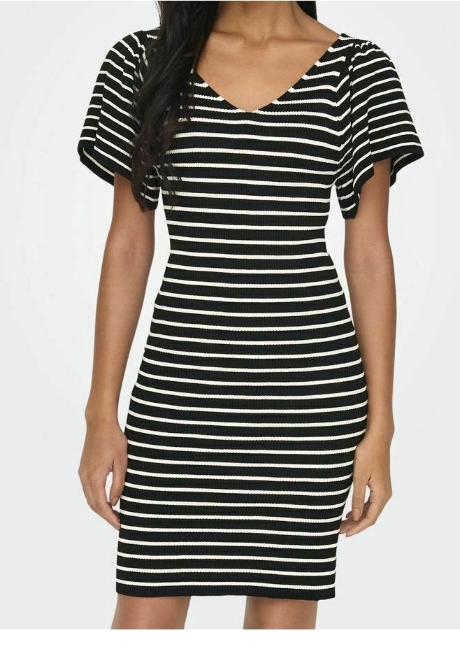 Robe rayée noire et blanche avec une silhouette ajustée, des manches courtes évasées et un décolleté en V. Confectionnée en tissu côtelé pour la texture.