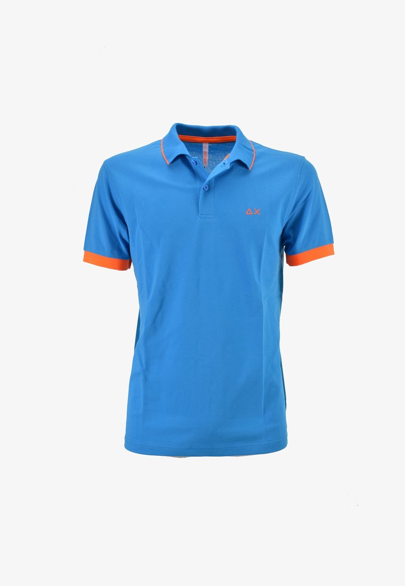 Polo shirt blu a maniche corte con bordi arancioni su colletto e maniche, due bottoni e piccolo logo arancione sul petto sinistro.