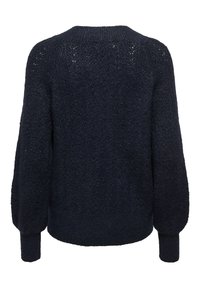 Pleteni pulover, tamnoplave boje, teksturirana tkanina s labavim krojem. Okrugli izrez i dugi, napuhani rukavi s rebrastim manžetama.