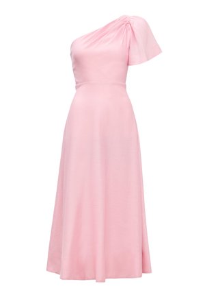 Robe rose clair à une épaule avec une manche plissée, taille cintrée et jupe longue fluide sur fond blanc.