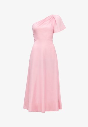 Jasnoróżowa sukienka na jedno ramię z marszczonym rękawem, dopasowaną talią i długą, zwiewną spódnicą na białym tle.