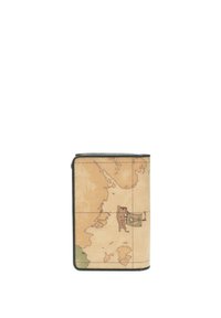 Portafoglio in pelle marrone con un design di mappa vintage, che presenta contorni geografici e una bussola, mostrando una superficie texture.