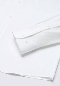 Weißes Hemd mit glatter Textur, rundem Kragen und Manschetten mit abgerundeten Kanten, komplett mit passenden weißen Knöpfen.