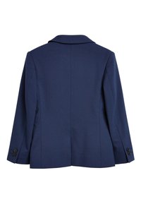Blazer blu navy con un design strutturato, vestibilità sartoriale, collo a scialle e polsini con bottoni; tessuto liscio con una sottile texture.