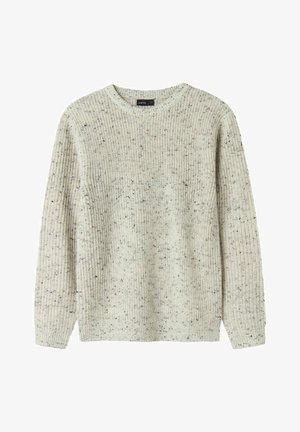 Pull en maille gris clair avec une texture côtelée, un col rond et un motif subtil de points. Manches longues et coupe régulière.