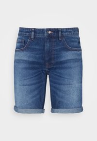 Pantalones cortos de mezclilla azul con dobladillos enrollados, bolsillos frontales visibles, lazos para cinturón y cierre de botón sobre un fondo blanco liso.
