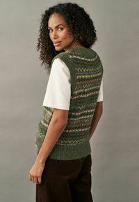 Next PATTERNED SLEEVELESS CREW NECK - REGULAR FIT - Svetrík - green khaki