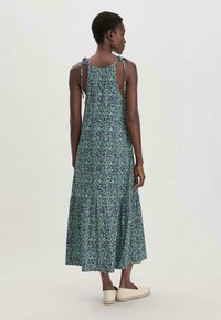 Maxikleid mit floralem Muster in Grün, Blau und Lila. Verfügt über verstellbare Träger an den Schultern und einen gestuften Rock. Hergestellt aus leichtem Stoff.