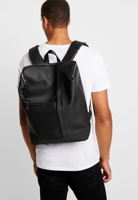 Strellson ROYAL OAK BACKPACK - Nahrbtnik - black