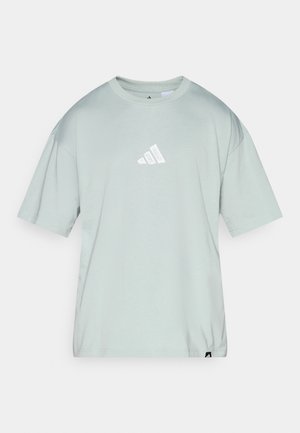 Lysegrøn oversized t-shirt i blød bomuld. Har rund hals og korte ærmer samt et lille hvidt logo foran.
