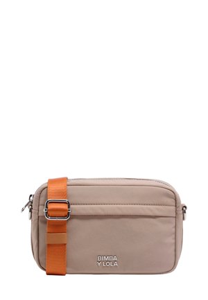 Bolso bandolera rectangular beige con bolsillo frontal con cremallera, logo plateado "BIMBA Y LOLA" y amplia correa naranja ajustable.