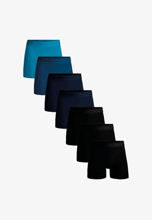 Kék, sötétkék és fekete boxeralsókészlet, logóval ellátott derékpánttal. Simátapintású anyag, testhez simuló fazon, minták nélkül.