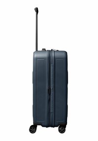 Maleta rígida de color azul oscuro con asa telescópica extendida y cuatro ruedas giratorias, vista de lado.