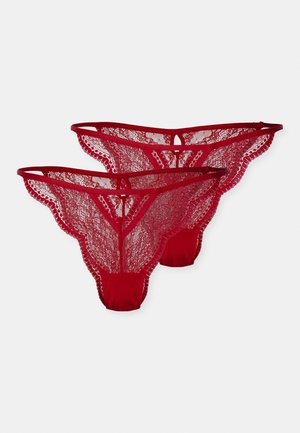 Røde blondetanga med blomsterdesign, tynn midjebånd og hullkutt. To synlige deler som viser intrikate detaljer.