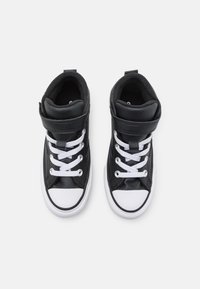 Czarne trampki wysokie z gładkiej skórzanej cholewki, białymi sznurowadłami, rzepem oraz gumowym noskiem z teksturowaną podeszwą.