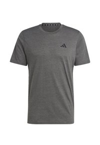 Camiseta gris de manga corta con cuello redondo, hecha de una tela suave. Presenta un sutil logotipo negro en el lado izquierdo del pecho y un ribete de cuello con un patrón.