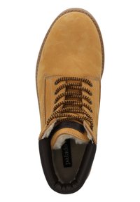 Stivale alla caviglia in suede tan con colletto in pelle marrone, caratterizzato da lacci a motivi scuri e chiari, e una morbida fodera interna per il comfort.
