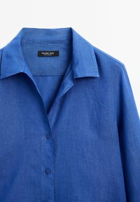 Blaues Hemd mit Knöpfen aus leichtem Stoff, mit Kragen, einer einzelnen Knopfverschluss und einer glatten, strukturierten Oberfläche.