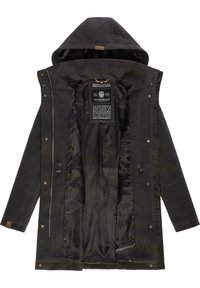 Veste noire à capuche avec une doublure intérieure lisse et brillante. Elle dispose de fermetures à pression, d'une fermeture éclair frontale, et d'une étiquette avec des informations sur la marque à l'intérieur.