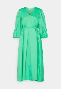 Vestido verde de cetim com decote em V, mangas bufantes curtas e cinto ajustável na cintura. Apresenta uma saia plissada e textura suave.