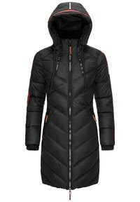 Manteau d'hiver long noir matelassé avec capuche, fermeture éclair frontale, poches poitrine et latérales zippées, et accents rouges sur les manches.