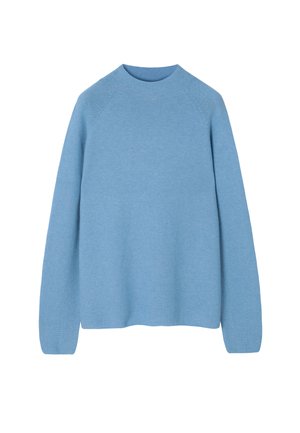 Lyseblå langærmet strikket sweater med rund hals og raglanærmer, vist på en hvid baggrund.
