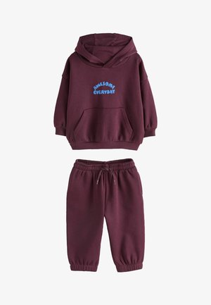 Børnesæt i vinrød med hættetrøje og joggingbukser, hættetrøjen har blå tekst "Awesome Everyday" og elastiske manchetter på bukserne.