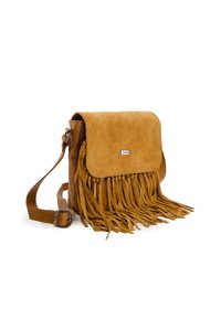 Brązowa zamszowa torebka crossbody z frędzlami, zamykana na klapkę, z regulowanym paskiem i metalowym logo, z teksturowanym skórzanym wykończeniem.