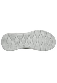 La suela del zapato presenta un diseño de goma blanca texturizada con patrones ovalados y de diamante elevados para una mayor tracción y flexibilidad.