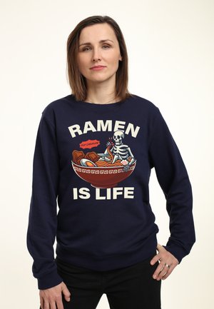Marine sweatshirt med grafik af et skelet i en ramen skål, med teksten "RAMEN ER LIV" i fed, cremfavet skrifttype.