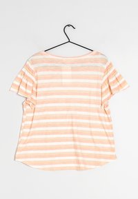 Pruhované tričko v světle broskvové a krémové barvě, krátké volánkové rukávy se smyčkovým detailem, měkký bavlněný materiál, zaoblený lem, volný střih.