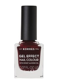 Bourgogne gel-nagellack i en klar, fyrkantig glasflaska med svart matt kork och etikett som anger "Korres" och "med söt mandelolja."
