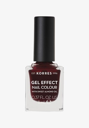 Burgunderrote Gel-Effekt-Nagellack in einer klaren, quadratischen Glasflasche mit schwarzem mattem Deckel und einem Etikett, das "Korres" und "mit Süßmandelöl" angibt.