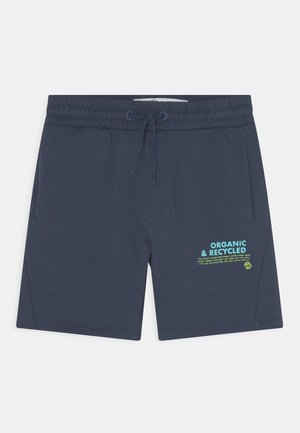 Mørkeblå shorts med elastisk taljebånd, snøre, sidelommer og lyseblå tekst med ordene "Organic & Recycled" på højre ben.