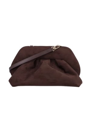 Clutch in morbido camoscio marrone scuro con tracolla sottile staccabile e dettagli arricciati sotto una struttura rigida.