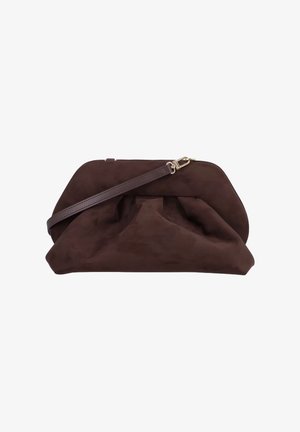 Clutch in morbido camoscio marrone scuro con tracolla sottile staccabile e dettagli arricciati sotto una struttura rigida.