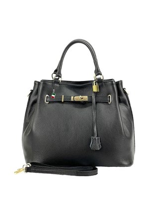 Sac à main en cuir noir avec serrure dorée et détail ceinture, deux poignées, bandoulière amovible et petit porte-bonheur drapeau italien.