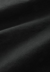 Schwarzer Stoff mit glatter Textur und leichtem Glanz, der zarte diagonale Rillen aufweist, die der Optik des Materials Tiefe verleihen.