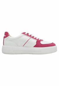 Baskets blanches avec des accents en suède rose, présentant un bout rond, des matériaux mixtes, une épaisse semelle blanche et des coutures décoratives sur les côtés.