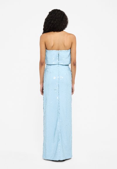 Lichtblauwe strapless jurk met een aansluitende pasvorm, textuur van pailletten en een volledig lange ontwerp met een verborgen rugsluiting.